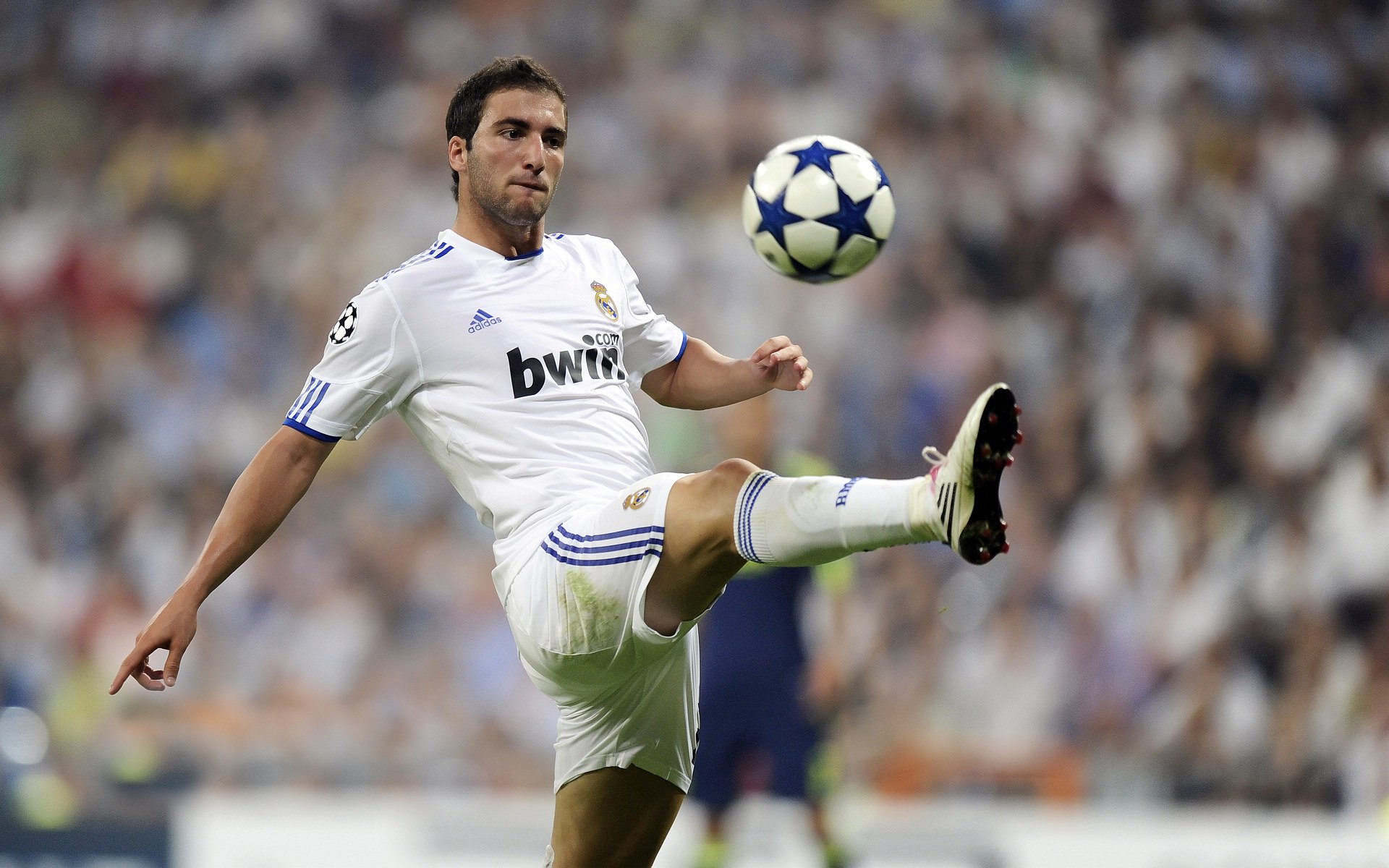 国足失误频发球员数据追踪模型,国足总结失败 低估对手